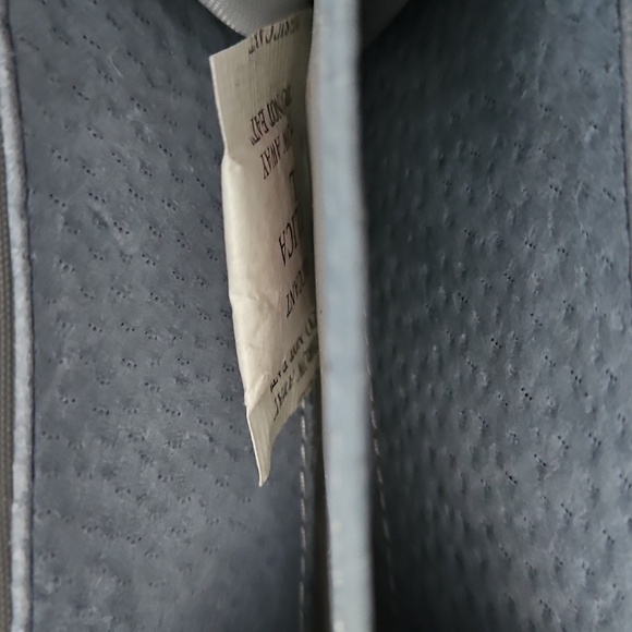 Roots 100% Leather Textured Gray Tri-fold Wallet with White Roots Logo Full Zip - Picture 4 of 10